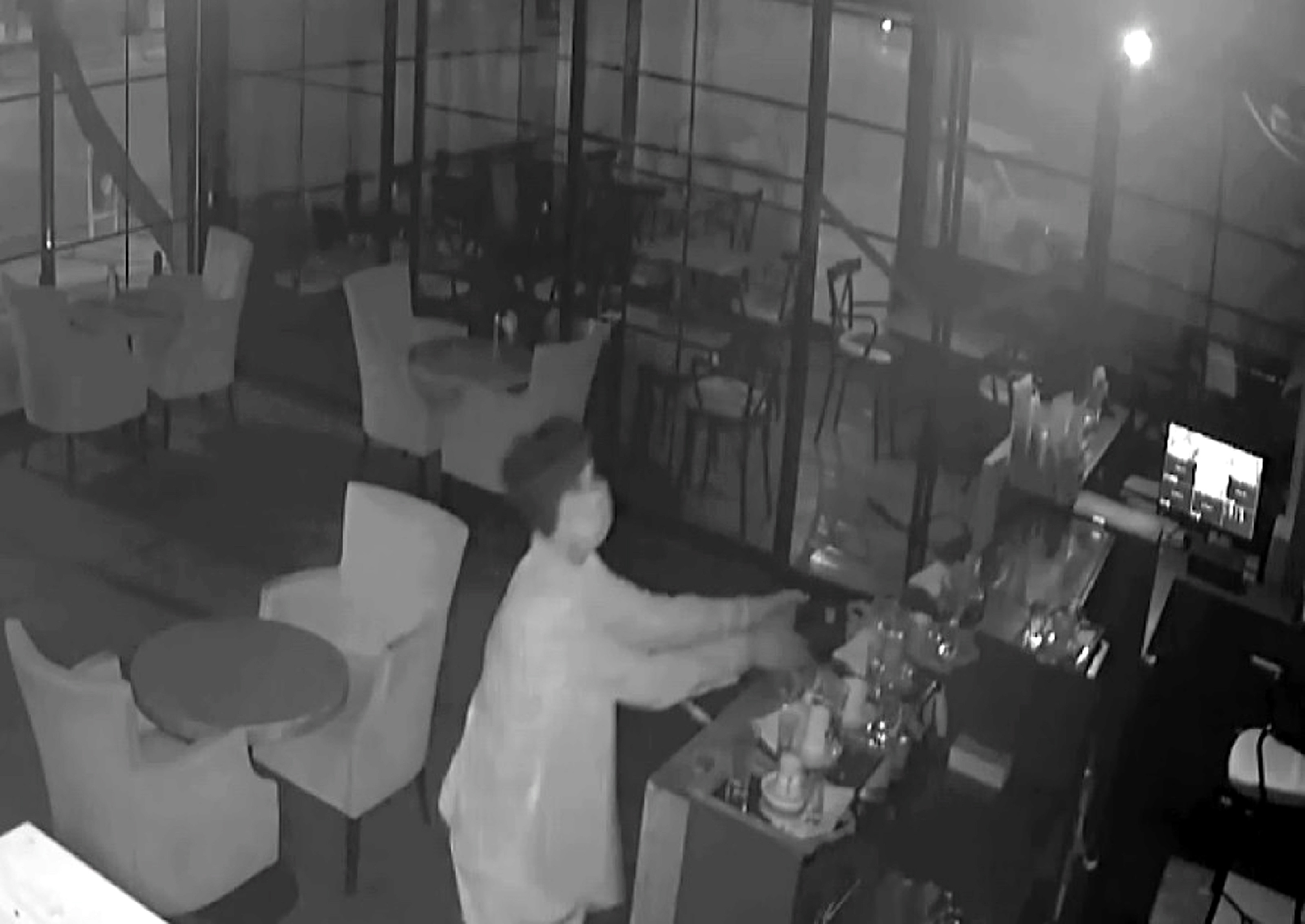 Hırsızlar bahşiş kutusunu bile çaldı! O anlar kamerada… - Resim : 1