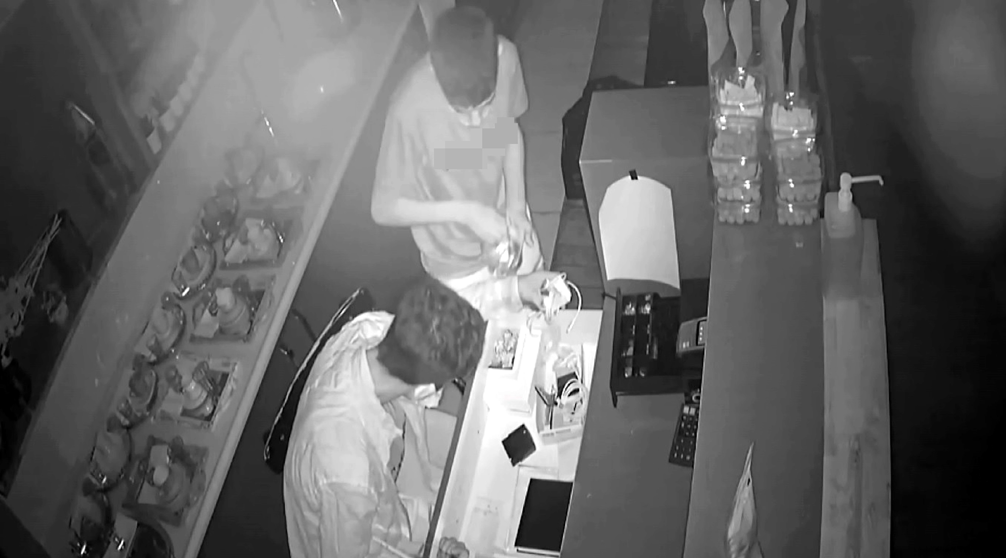 Hırsızlar bahşiş kutusunu bile çaldı! O anlar kamerada… - Resim : 10