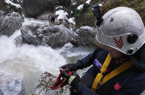 Derede mahsur kalan ‘Aliş’i itfaiye kurtardı - Resim : 2