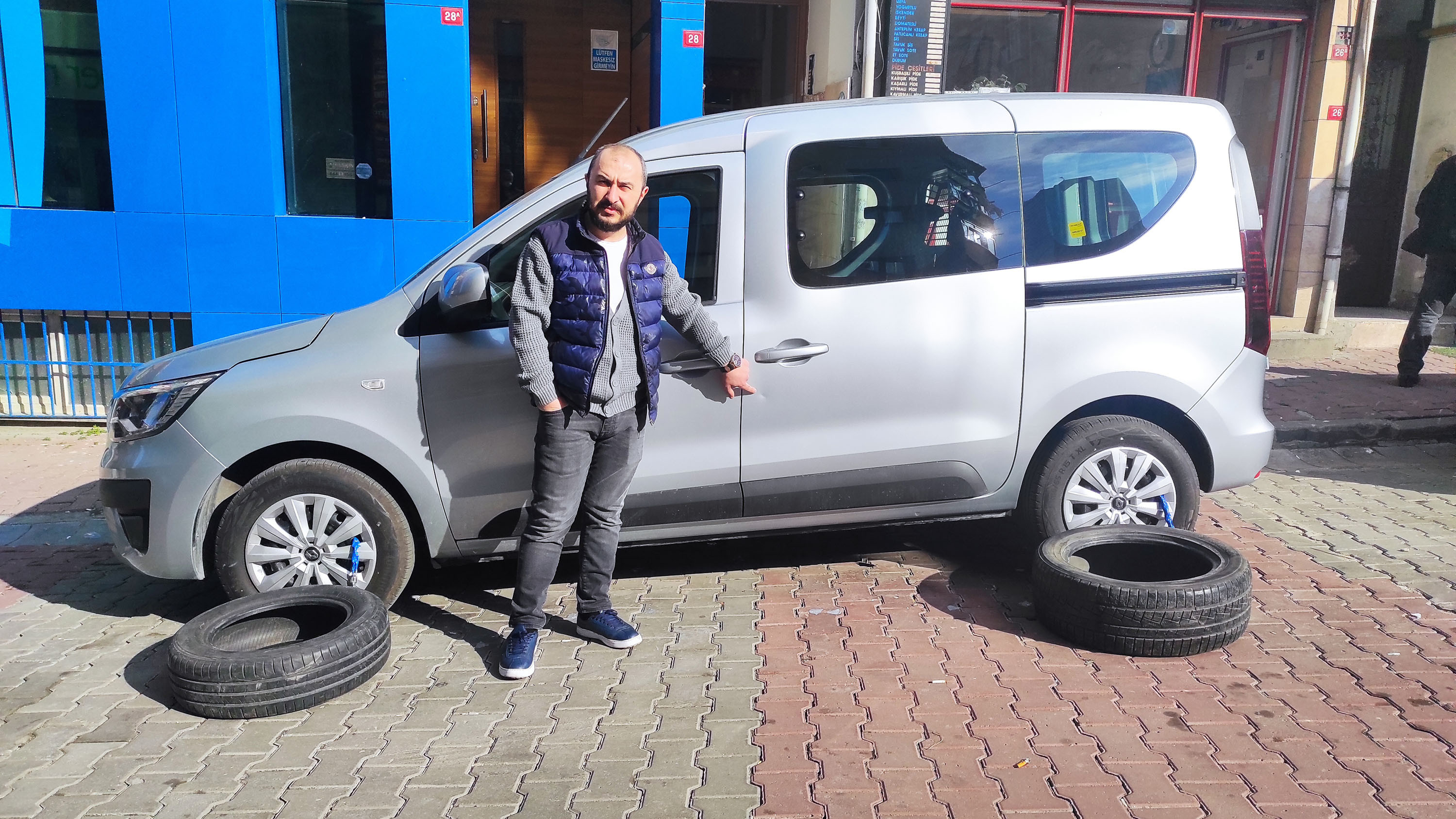 Araçları korumak ilginç yöntem görenleri şaşkına çevirdi! Yaygınlaşırsa kimse şaşırmasın… - Resim : 1