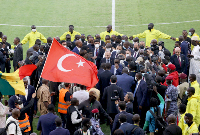 Erdoğan Senegal&#39;de stadyum açılışına katıldı