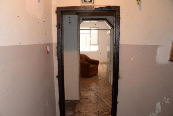 Girdikleri dairede bir şey bulamayınca kapıyı çaldılar - Resim : 2