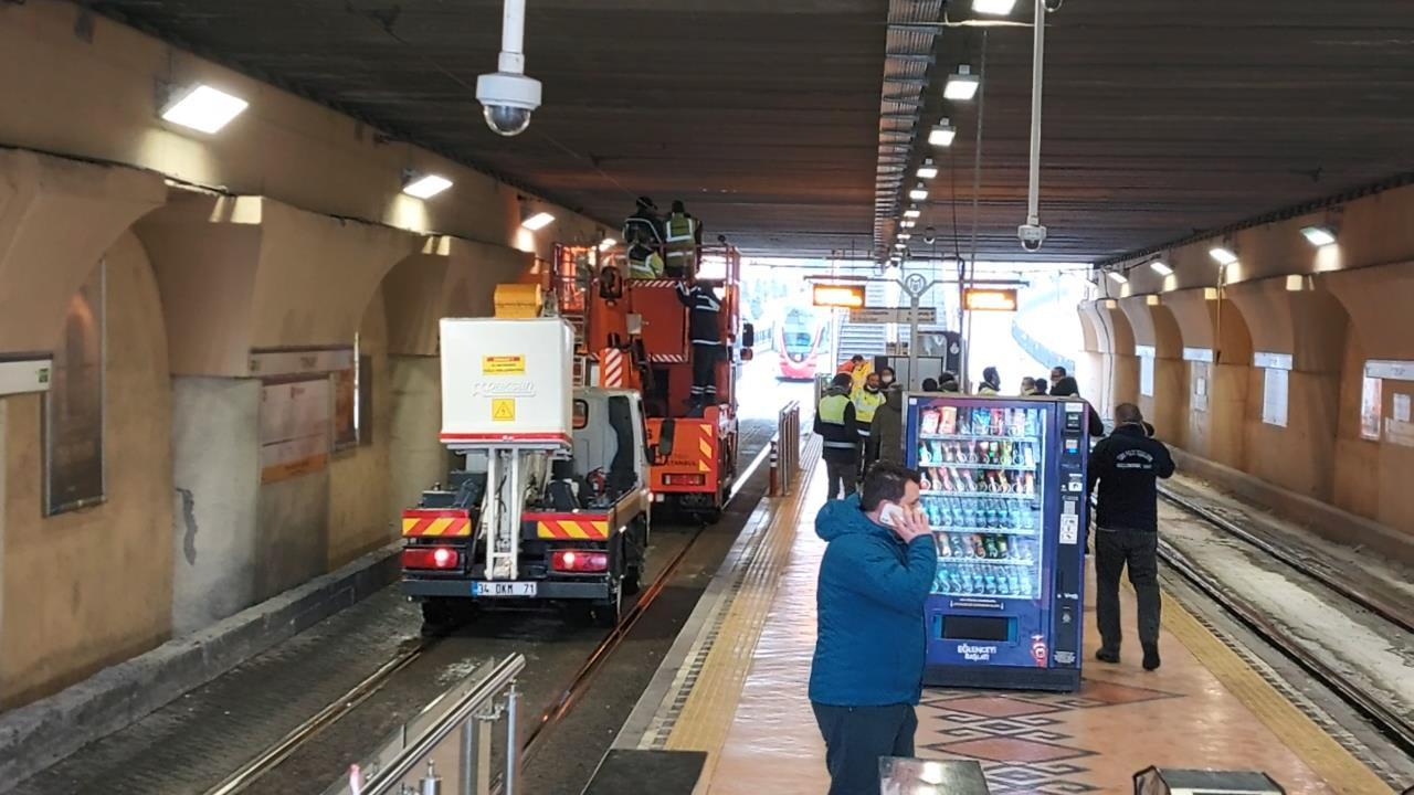 Tramvay yoluna giren çekici enerji hatlarını kopardı - Resim : 7