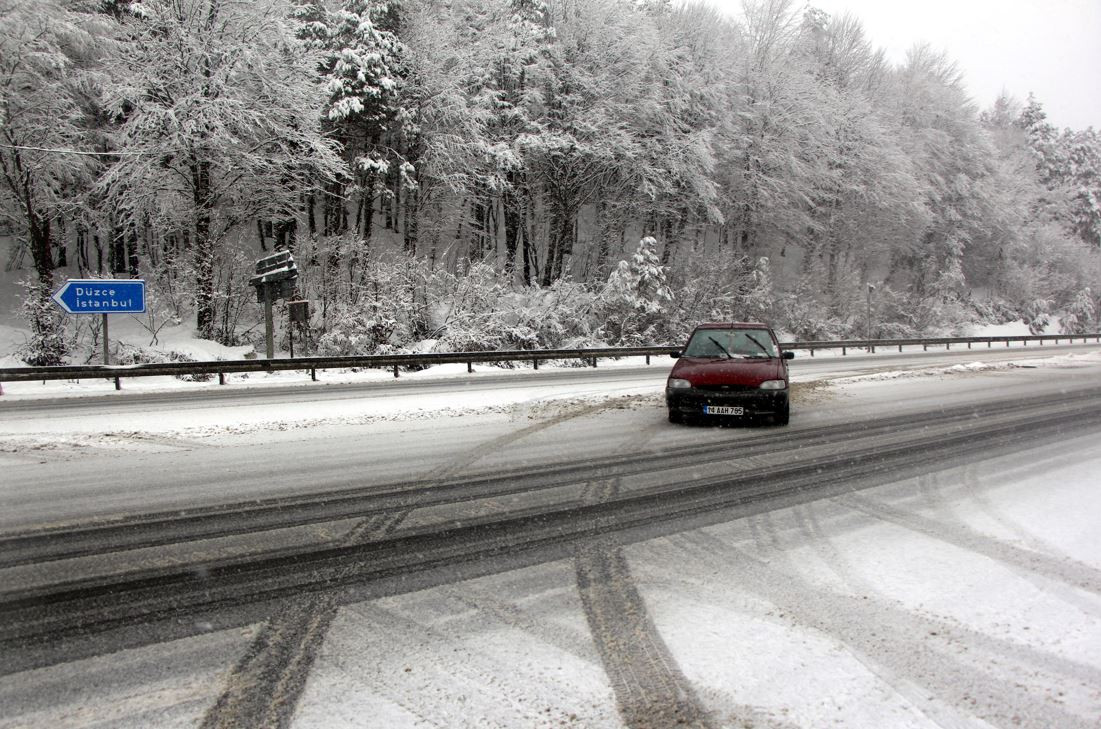 Bolu Dağı geçişinde kar yağışı - Resim : 2