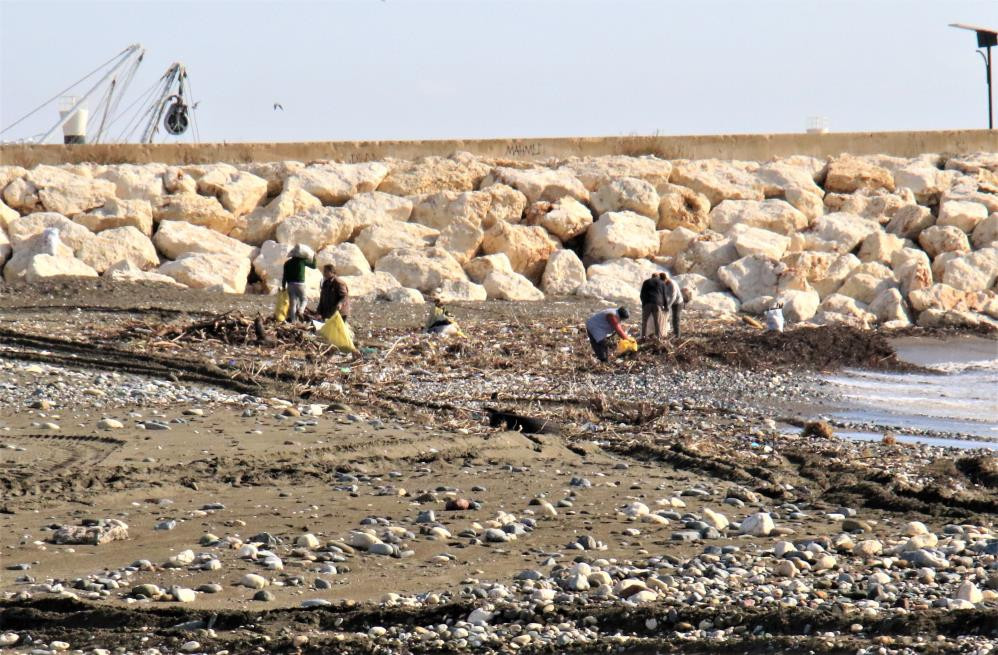 Mersin'de yüzleri sel suları güldürdü - Resim : 3