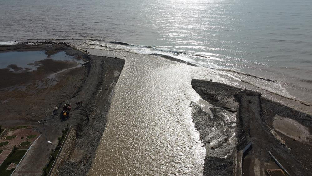Mersin'de yüzleri sel suları güldürdü - Resim : 8