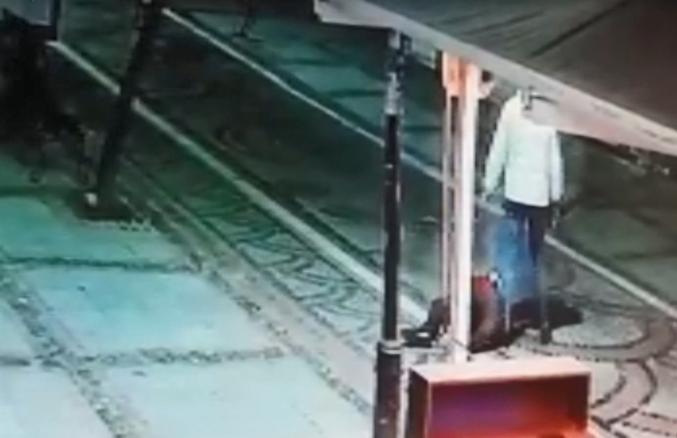 Şaka yapan arkadaşını iki yumrukla komaya soktu - Resim : 12