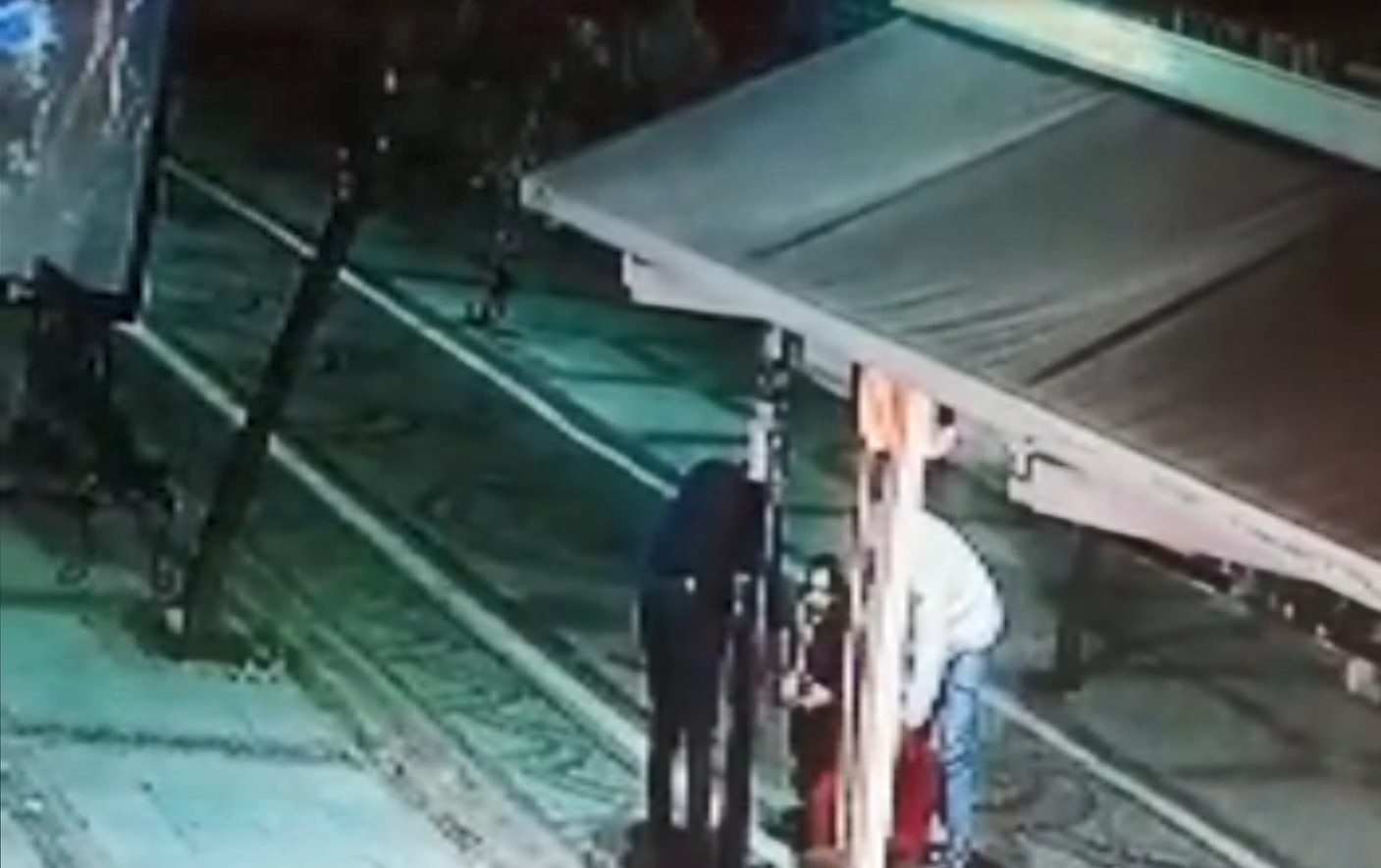 Şaka yapan arkadaşını iki yumrukla komaya soktu - Resim : 4