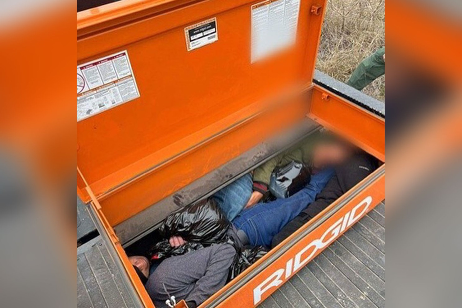 Alet kutusuna saklanmış halde yakalandılar. Nasıl sığdıklarına kimse anlam veremedi - Resim : 1