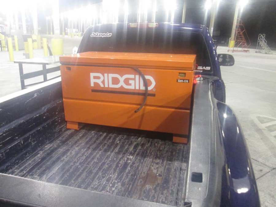 Alet kutusuna saklanmış halde yakalandılar. Nasıl sığdıklarına kimse anlam veremedi - Resim : 2