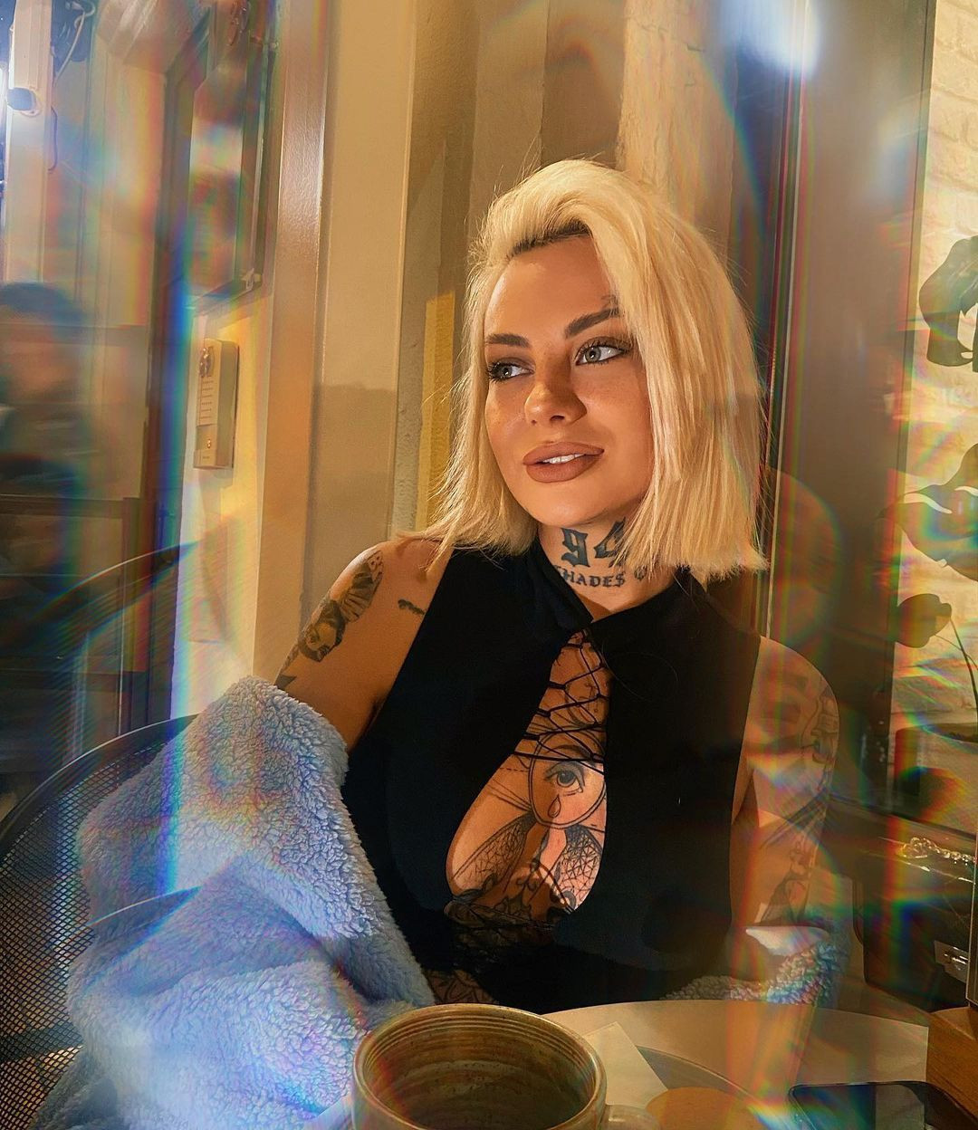 Dövmeleri için göğüs dekolteli kıyafetler giyiyor (27 Şubat 2022) - Resim : 4