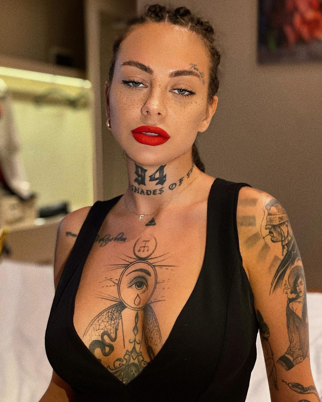 Dövmeleri için göğüs dekolteli kıyafetler giyiyor (27 Şubat 2022) - Resim : 5