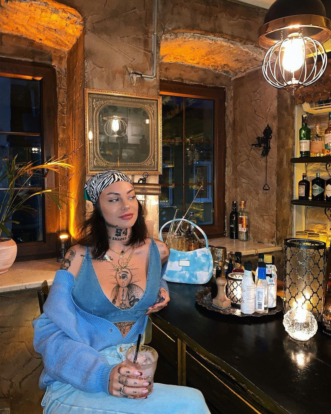 Dövmeleri için göğüs dekolteli kıyafetler giyiyor (27 Şubat 2022) - Resim : 7