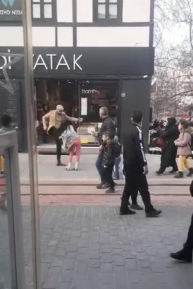 Genç kıza tekmeli saldırı - Resim : 1