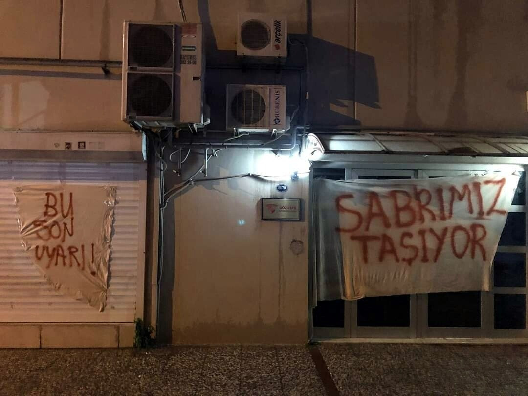 Göztepe'de futbolculara pankartlı tehdit - Resim : 1