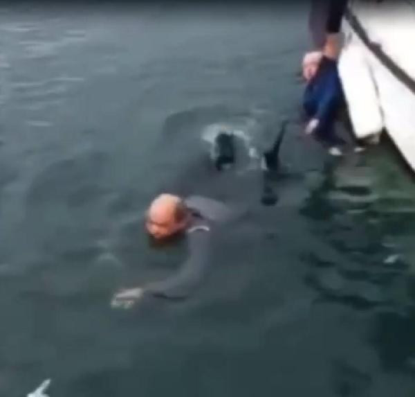 Bodrum'da bir çift el ele tutuşup denize atladı - Resim : 2