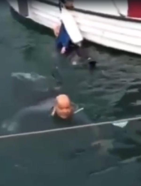 Bodrum'da bir çift el ele tutuşup denize atladı - Resim : 3