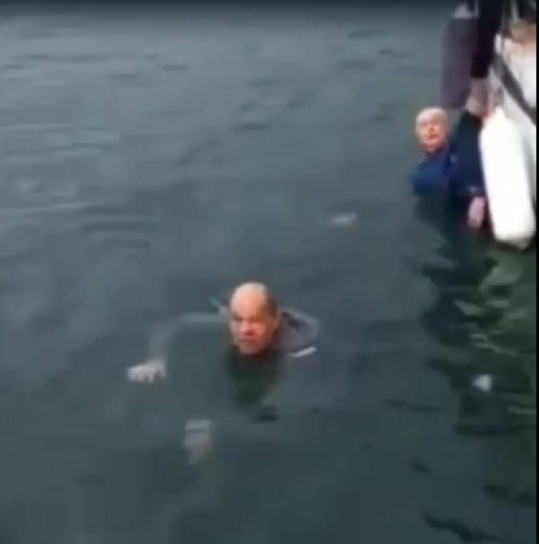 Bodrum'da bir çift el ele tutuşup denize atladı - Resim : 4