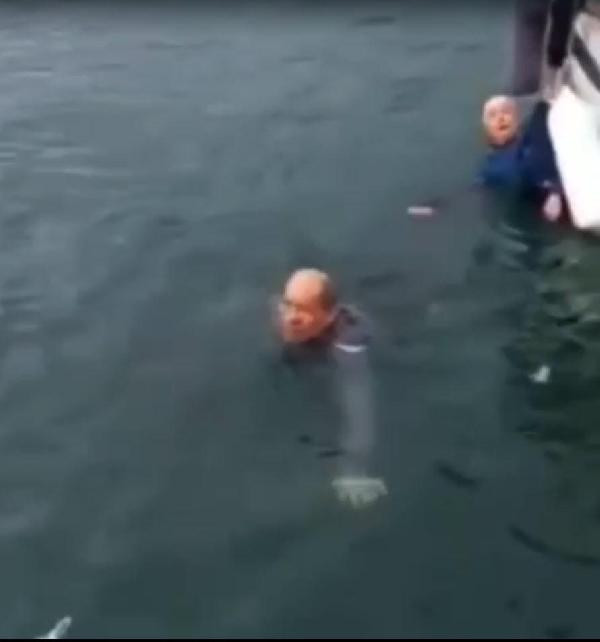 Bodrum'da bir çift el ele tutuşup denize atladı - Resim : 5