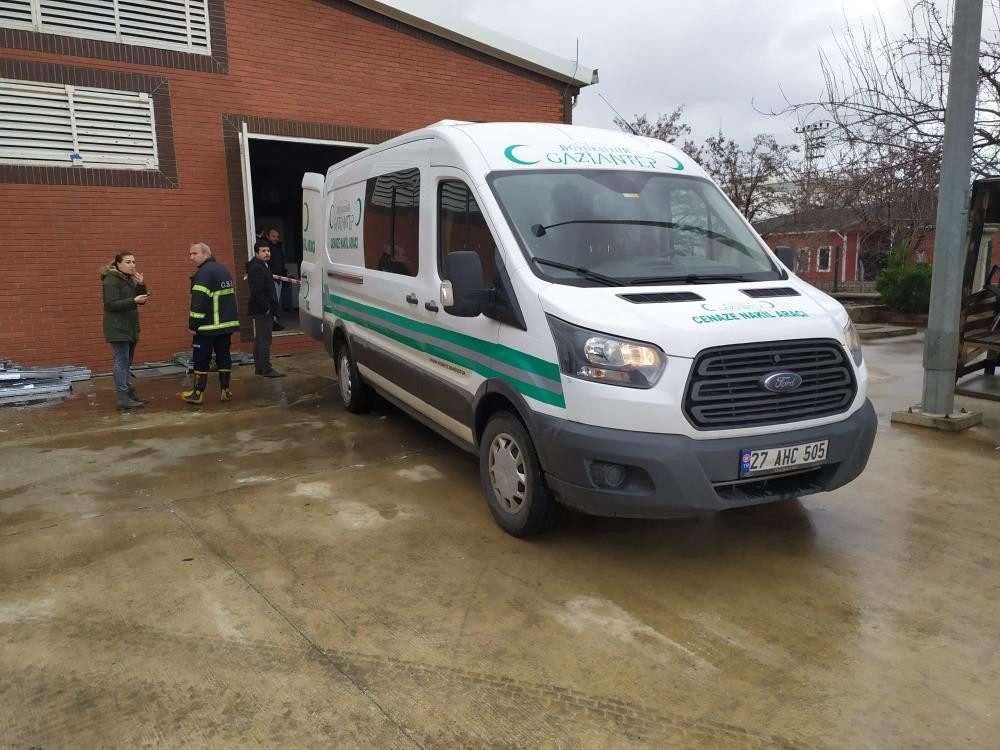 Yüksek gerilim hattı öldürdü - Resim : 1