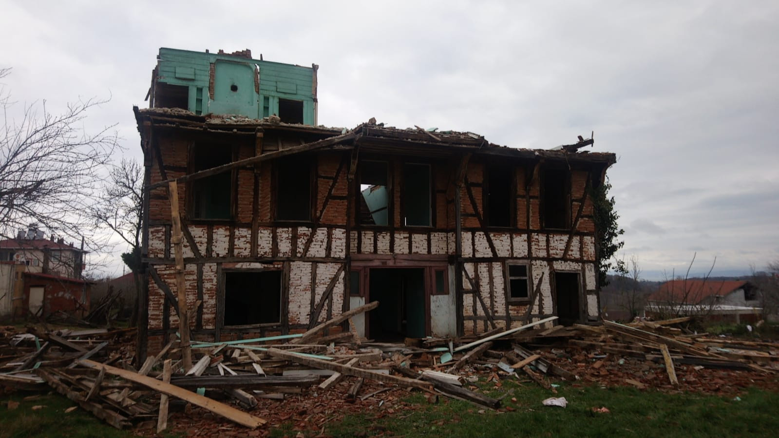 Duvar işçilerin üzerine devrildi: 2 yaralı - Resim : 2