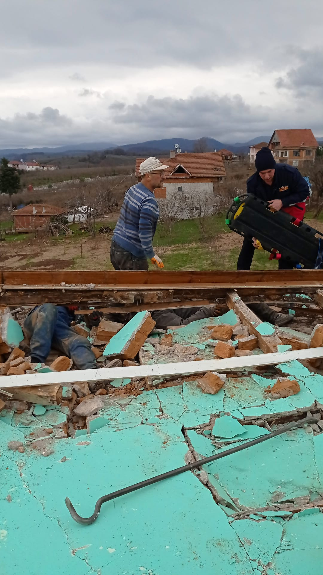 Duvar işçilerin üzerine devrildi: 2 yaralı - Resim : 5