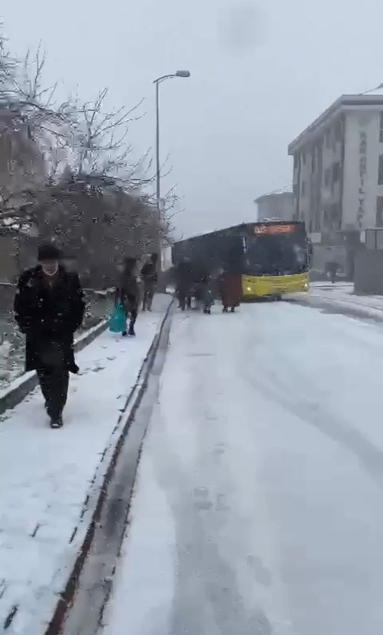 İstanbul’da korku dolu anlar. Yolcular izlerken ‘güm’ diye patladı - Resim : 3