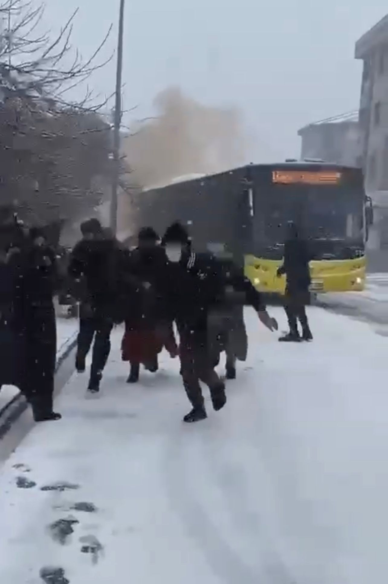 İstanbul’da korku dolu anlar. Yolcular izlerken ‘güm’ diye patladı - Resim : 6