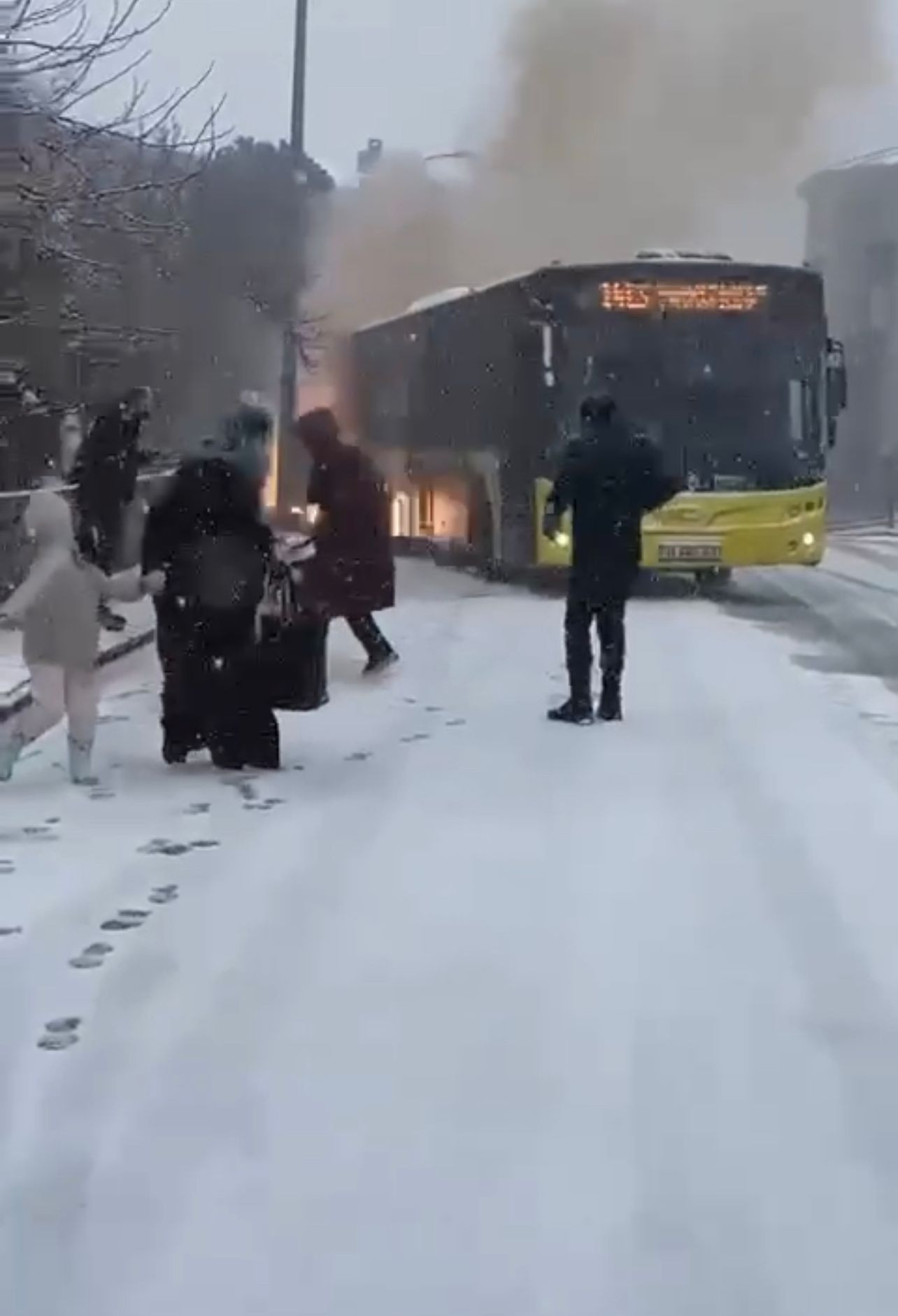 İstanbul’da korku dolu anlar. Yolcular izlerken ‘güm’ diye patladı - Resim : 8