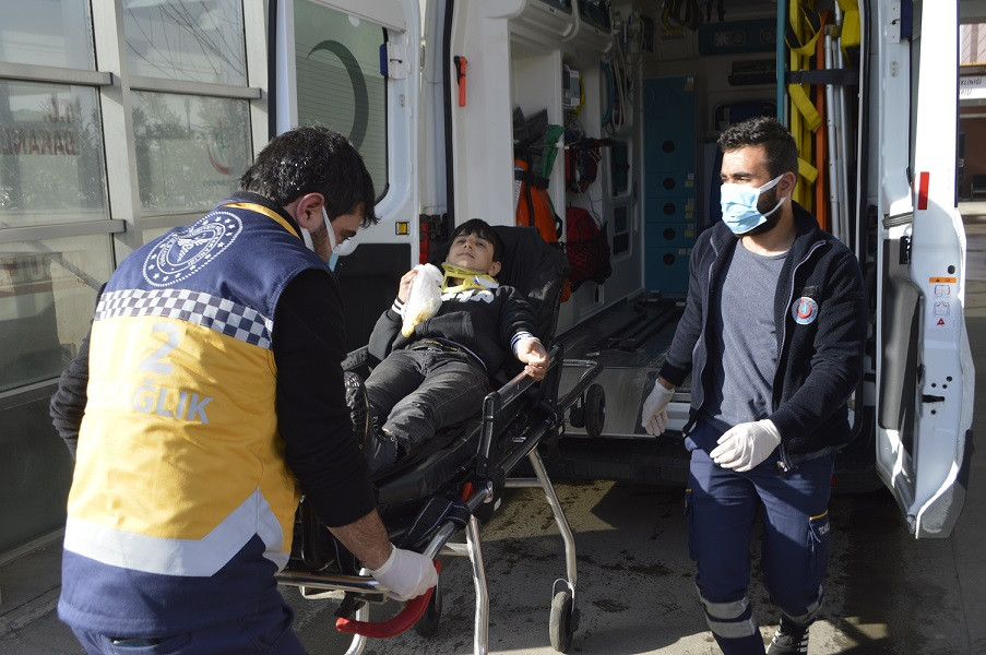 Öğrenci servisi şarampole devrildi: 10 yaralı - Resim : 12