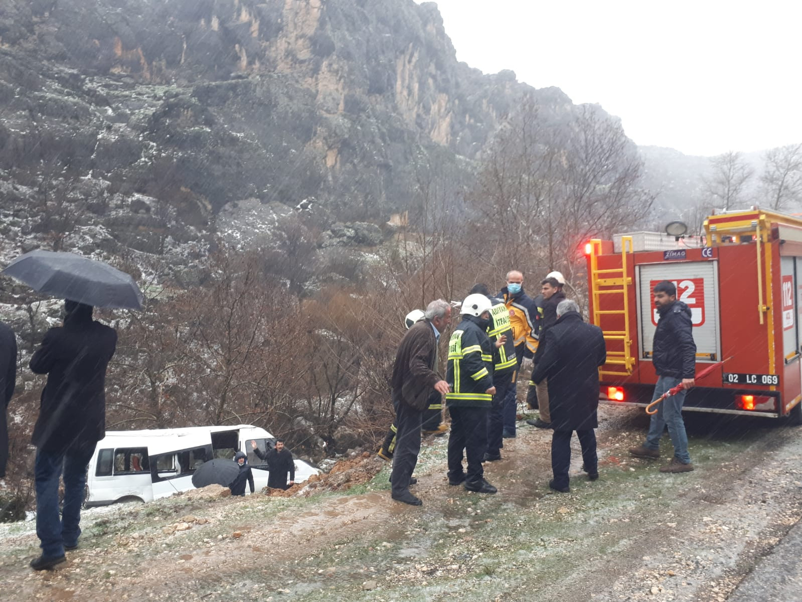 Öğrenci servisi şarampole devrildi: 10 yaralı - Resim : 7