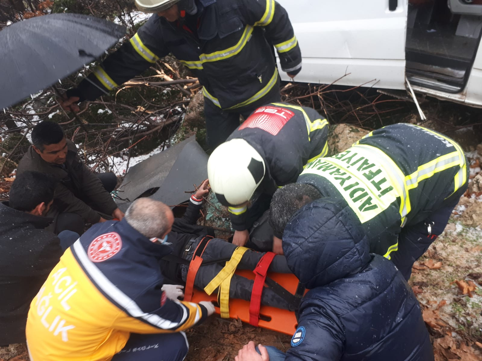 Öğrenci servisi şarampole devrildi: 10 yaralı - Resim : 11