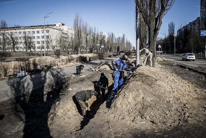 Kiev'de halk şehrin etrafına hendek kazıyor - Resim : 1