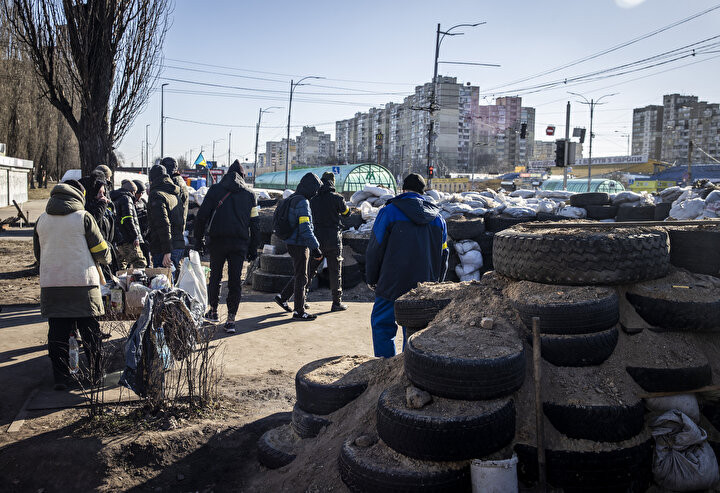 Kiev'de halk şehrin etrafına hendek kazıyor - Resim : 9
