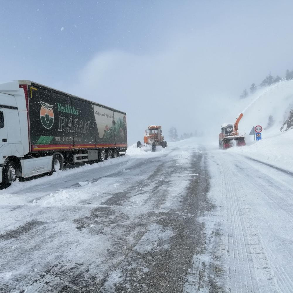 Kapalı yolları açan ekip karda mahsur kaldı - Resim : 1