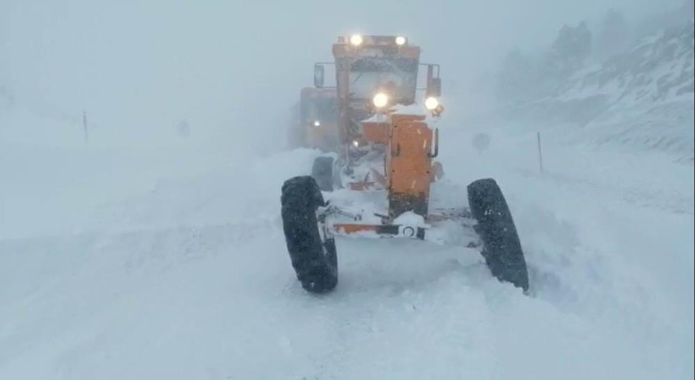 Kapalı yolları açan ekip karda mahsur kaldı - Resim : 2