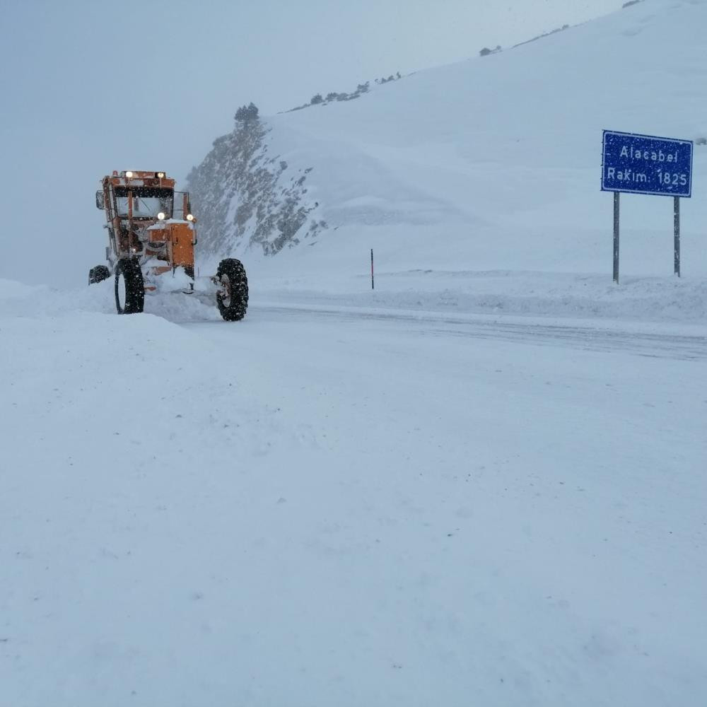 Kapalı yolları açan ekip karda mahsur kaldı - Resim : 3