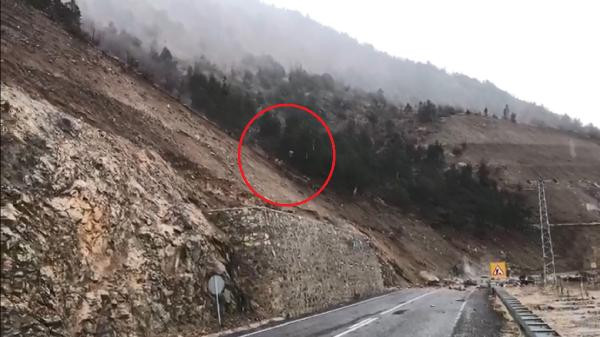 Artvin'de kayalar yuvarlandı yol kapandı - Resim : 1