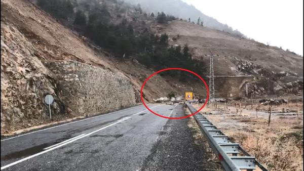Artvin'de kayalar yuvarlandı yol kapandı - Resim : 3