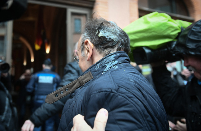 Fransa'da Cumhurbaşkanı adayı Zemmour'a yumurtalı saldırı - Resim : 1