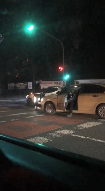 Şehrin göbeğinde taksici dehşeti! Elinde bıçakla üzerine yürüdü… - Resim : 3