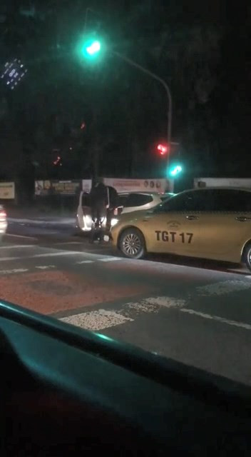 Şehrin göbeğinde taksici dehşeti! Elinde bıçakla üzerine yürüdü… - Resim : 4