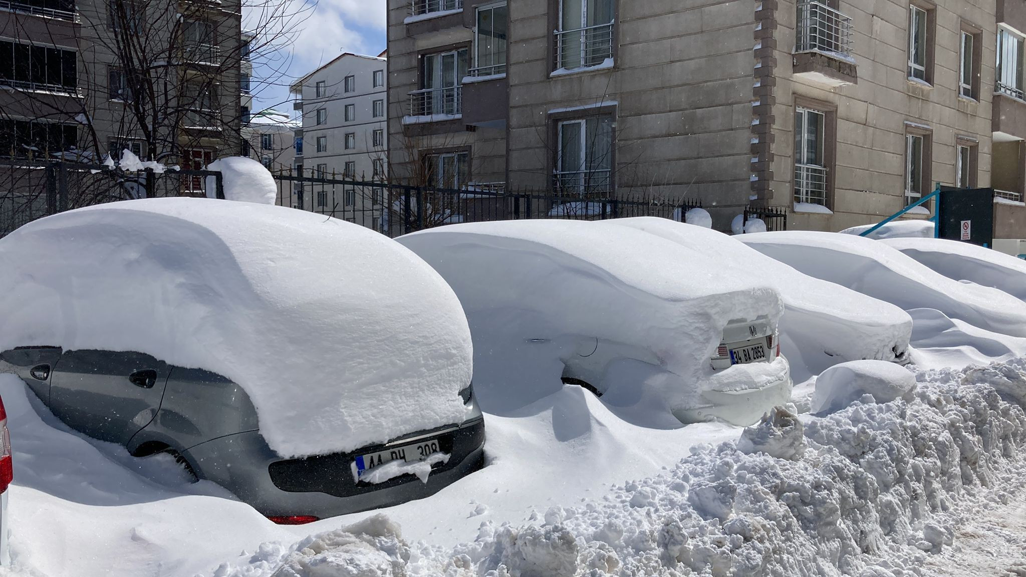 Bitlis’te kar 8 metreyi geçti - Resim : 1
