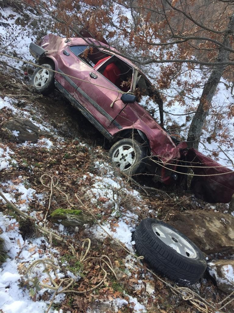 Manisa'da otomobil uçuruma yuvarlandı: 2 yaralı - Resim : 1