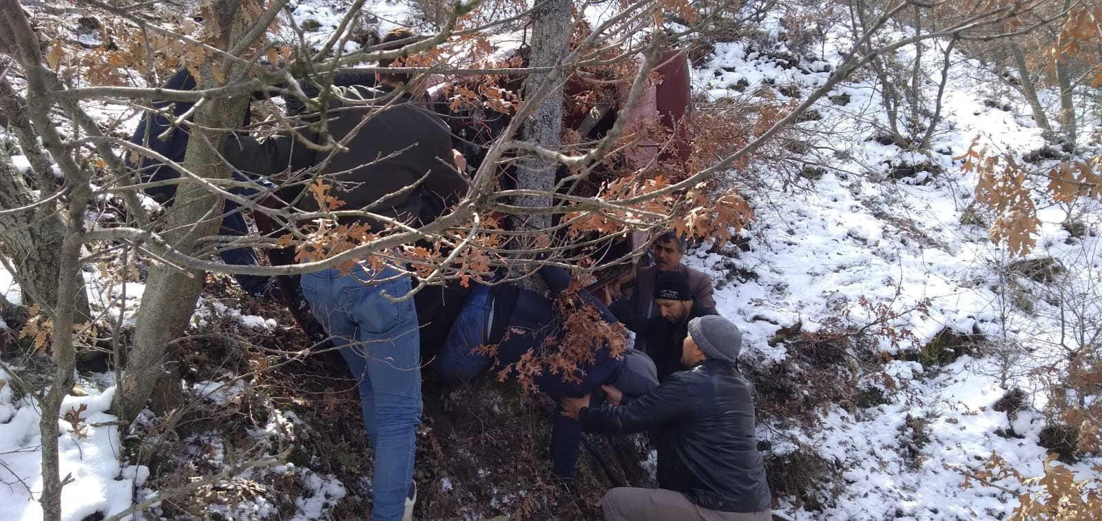 Manisa'da otomobil uçuruma yuvarlandı: 2 yaralı - Resim : 2