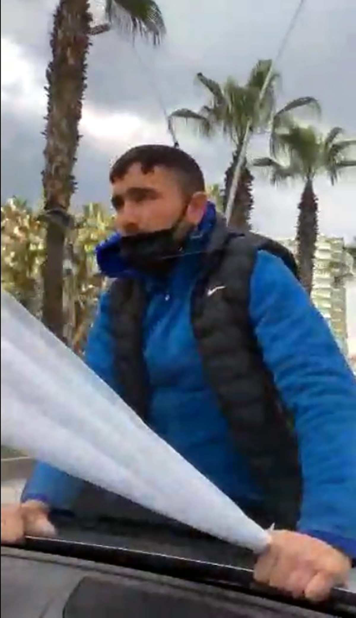 Pes dedirten görüntü! 20 lirayı beğenmedi araç üzerinde 1 kilometre gitti... - Resim : 1