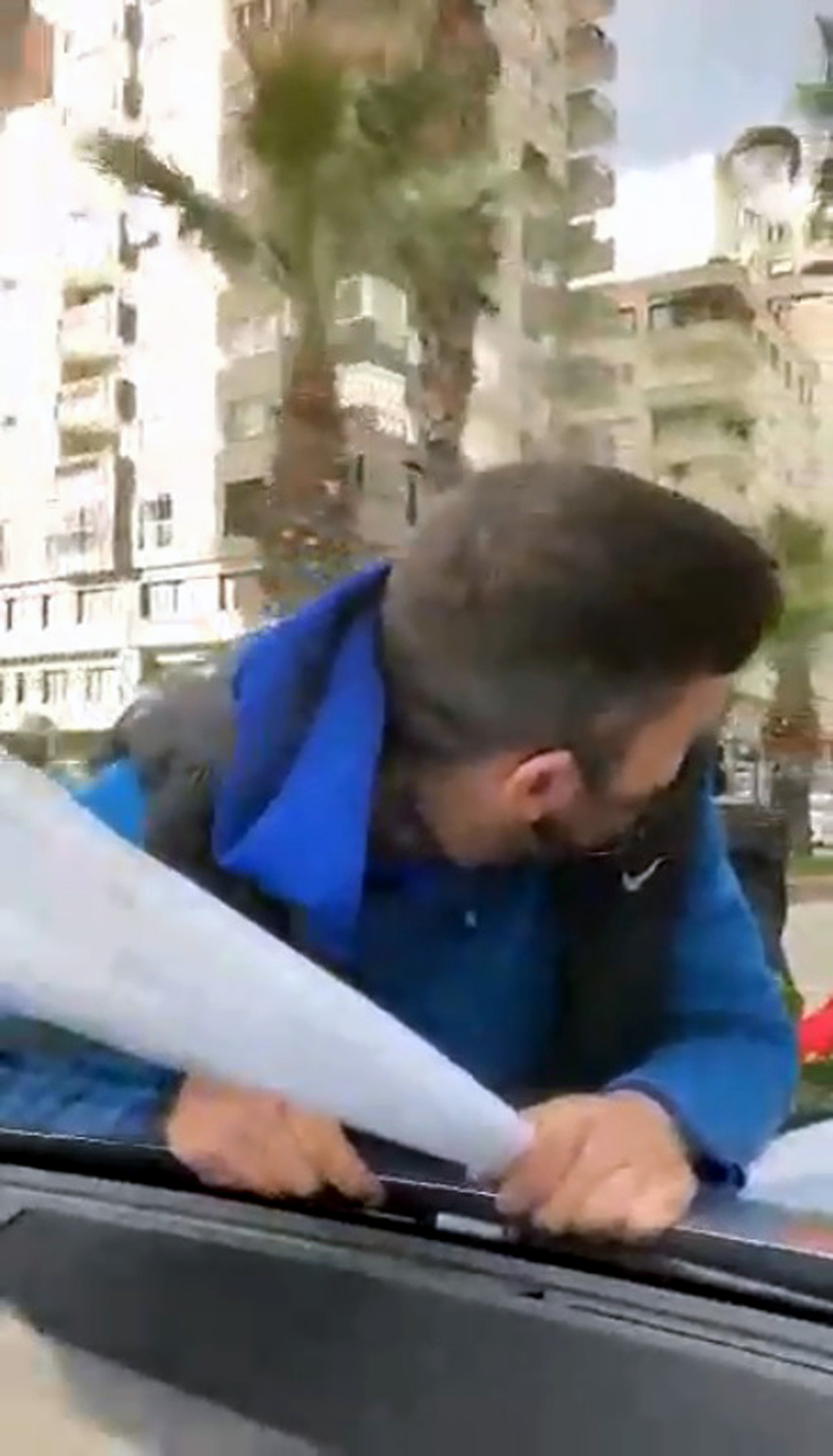 Pes dedirten görüntü! 20 lirayı beğenmedi araç üzerinde 1 kilometre gitti... - Resim : 2