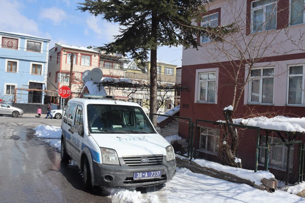 Tüfeğini temizlerken kendi vurdu - Resim : 4