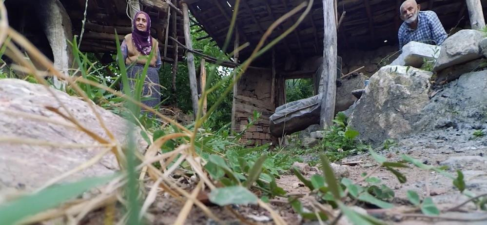 Yaşlı çiftin dronla imtihanı. Bahçelerine düştü. "Uzaydan düştü" - Resim : 1