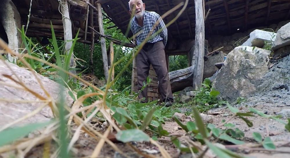 Yaşlı çiftin dronla imtihanı. Bahçelerine düştü. "Uzaydan düştü" - Resim : 2
